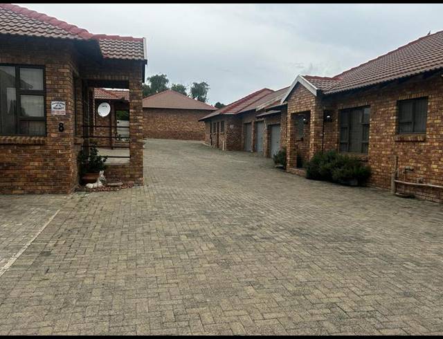 2 BEDROOM TOWNHOUSE FOR SALE IN MEYERVILLE
